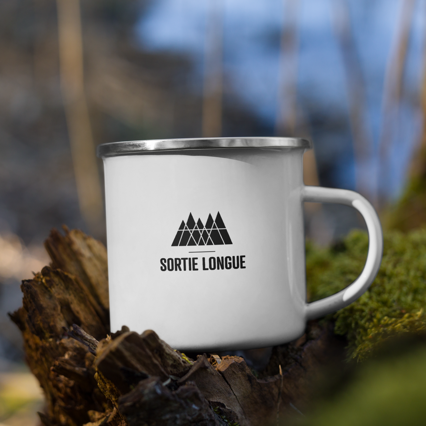 Mug métal émaillé Sortie Longue vu de l’autre côté, logo noir et blanc imprimé, objet du quotidien associé aux temps de préparation, de pause ou de retour après la sortie.
