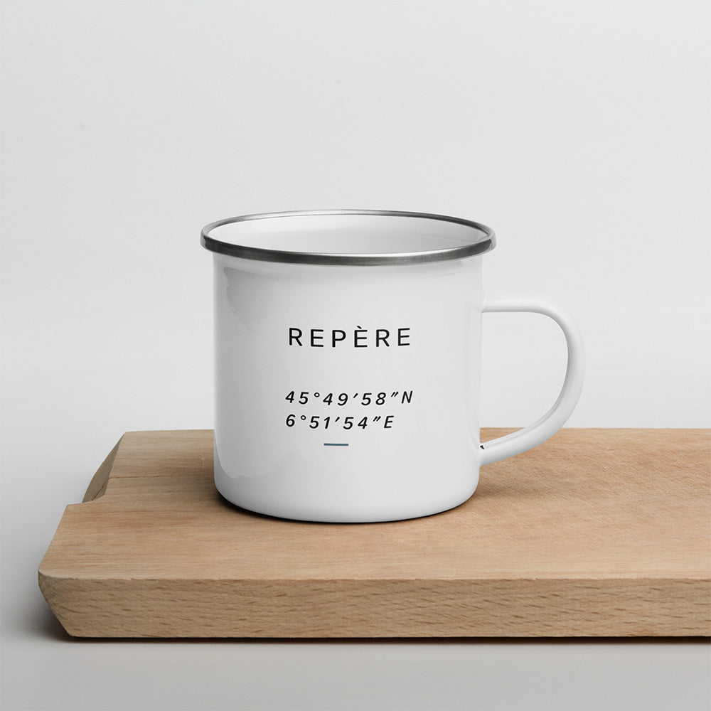 Face avant du mug Repère posée sur bois, avec le mot Repère et des coordonnées géographiques en design minimaliste.
