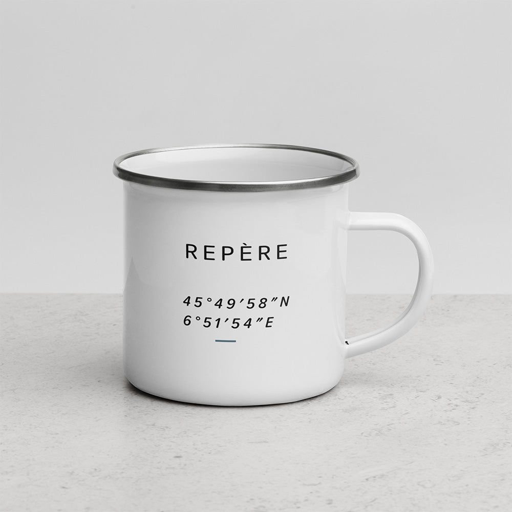 Mug émaillé blanc Repère avec design minimaliste composé du mot Repère et d’un repère de coordonnées.