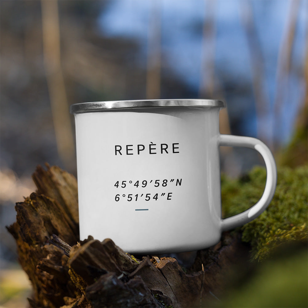 Mug Repère Sortie Longue posé sur une roche en extérieur, avec design coordonnées sobre et esprit outdoor minimaliste.