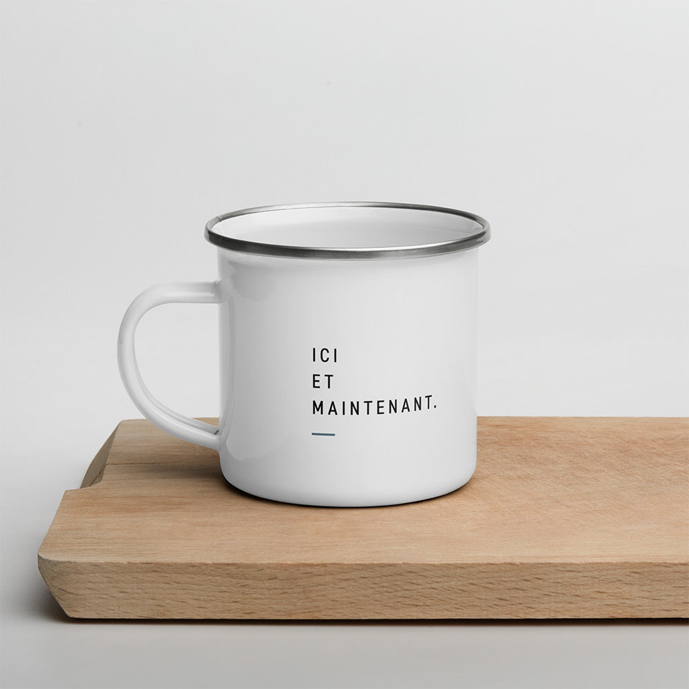 Mug Repère posé sur une planche en bois avec la phrase Ici et maintenant dans une présentation sobre.