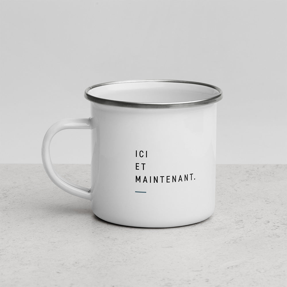 Verso du mug Repère avec la phrase Ici et maintenant imprimée en typographie sobre sur mug émaillé blanc.