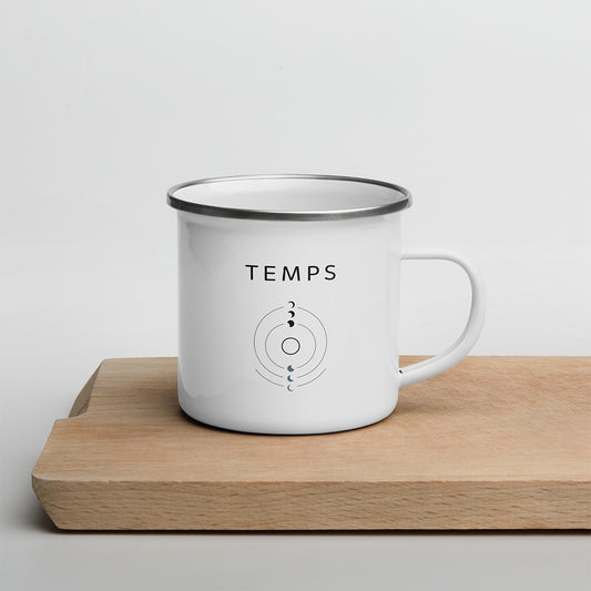 Mug Temps Sortie Longue posé sur bois, avec motif lunaire minimaliste composé de cercles fins et phases de lune.