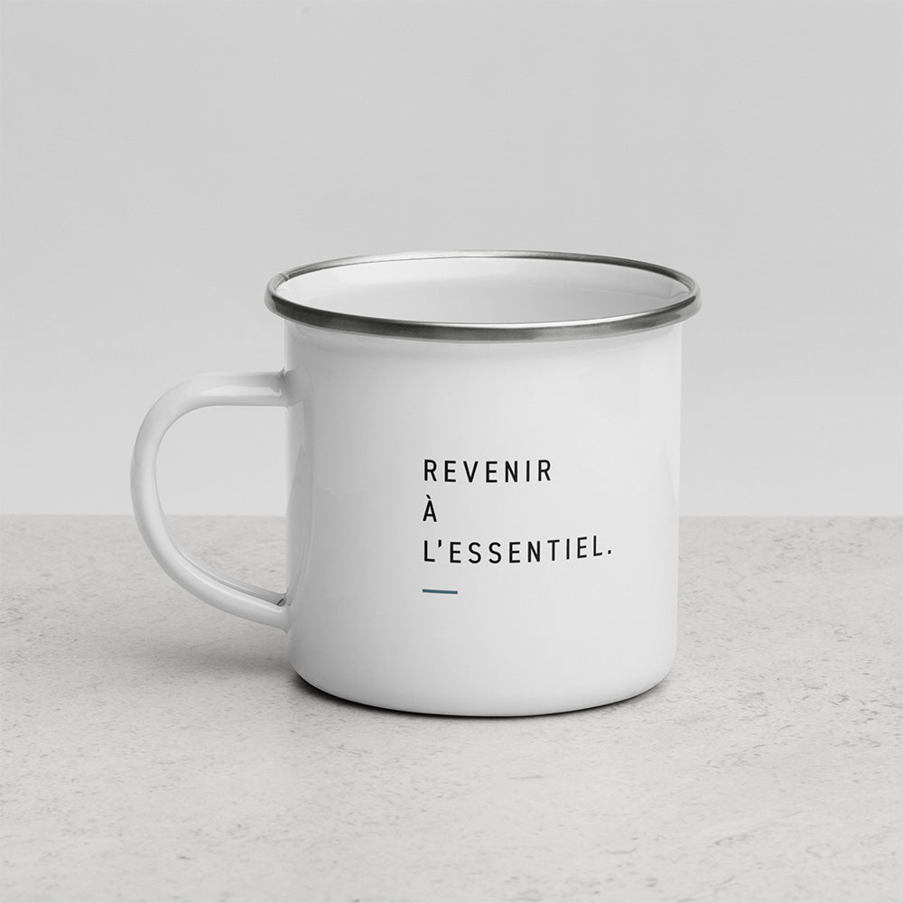 Verso du mug Temps avec la phrase Revenir à l’essentiel sur mug émaillé blanc, dans une ambiance claire et minimaliste.