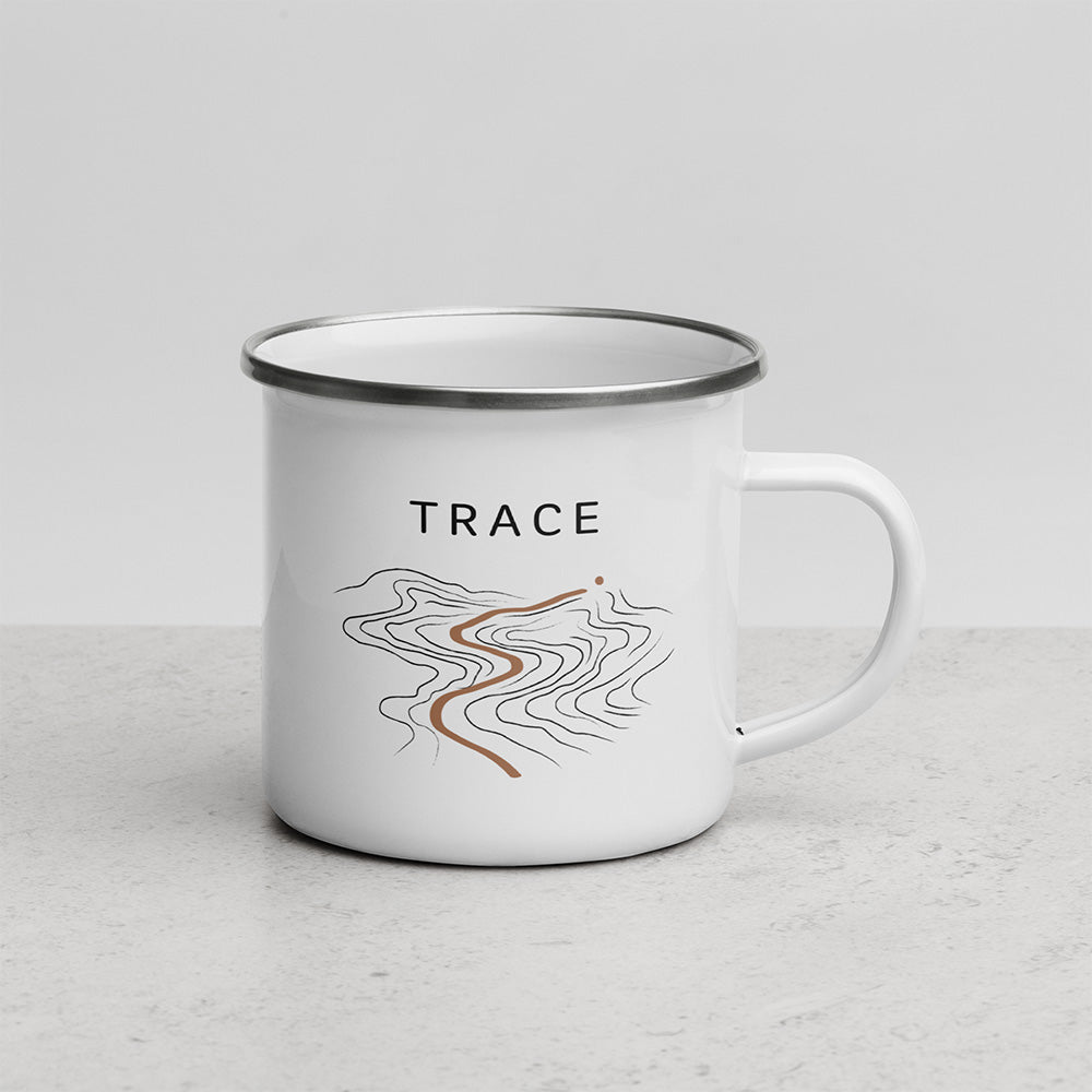 Mug Trace Sortie Longue avec visuel topographique minimaliste, ligne de passage couleur terre brûlée et typographie espacée.