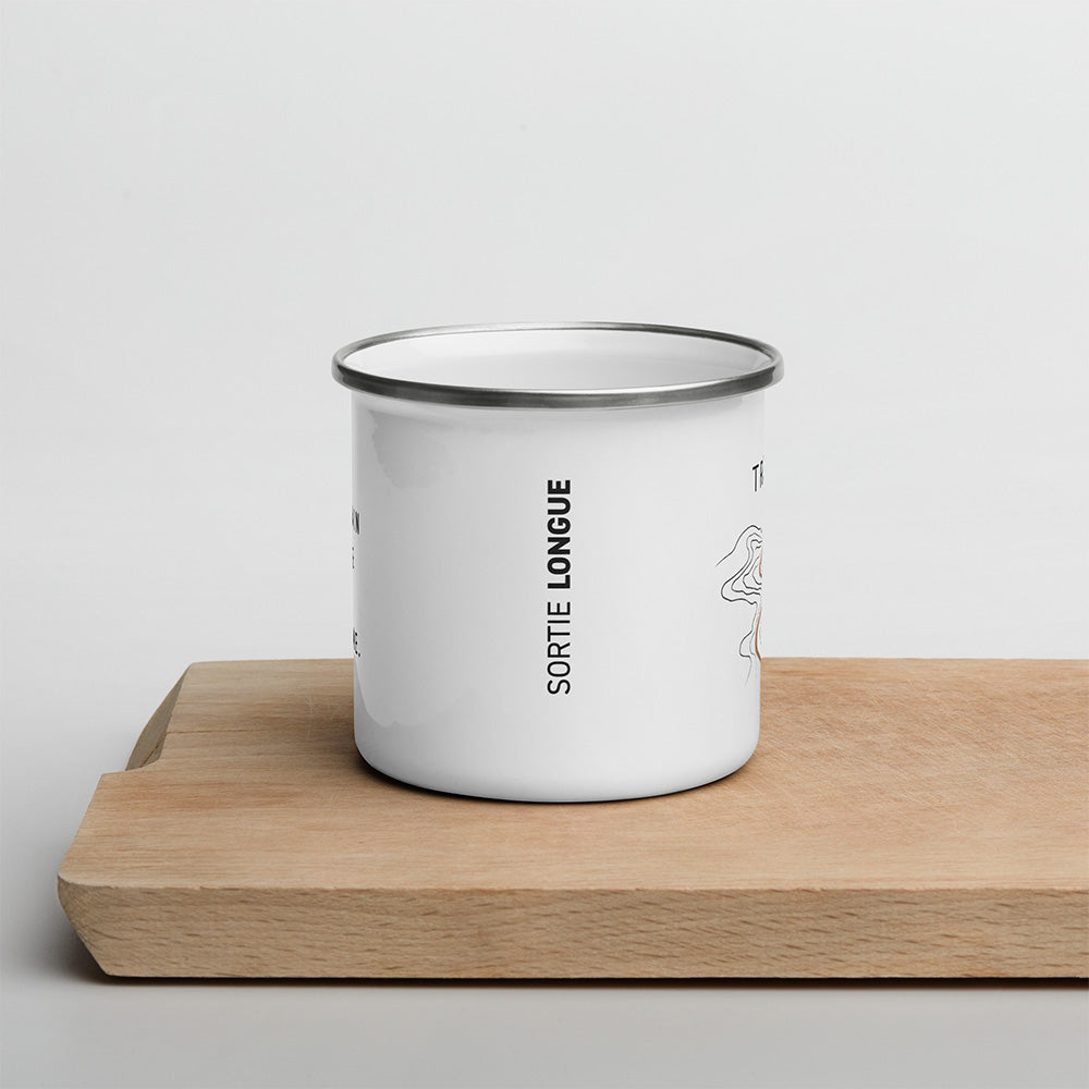 Vue latérale du mug Trace avec marquage vertical Sortie Longue, posé sur une planche en bois dans une ambiance sobre et naturelle.