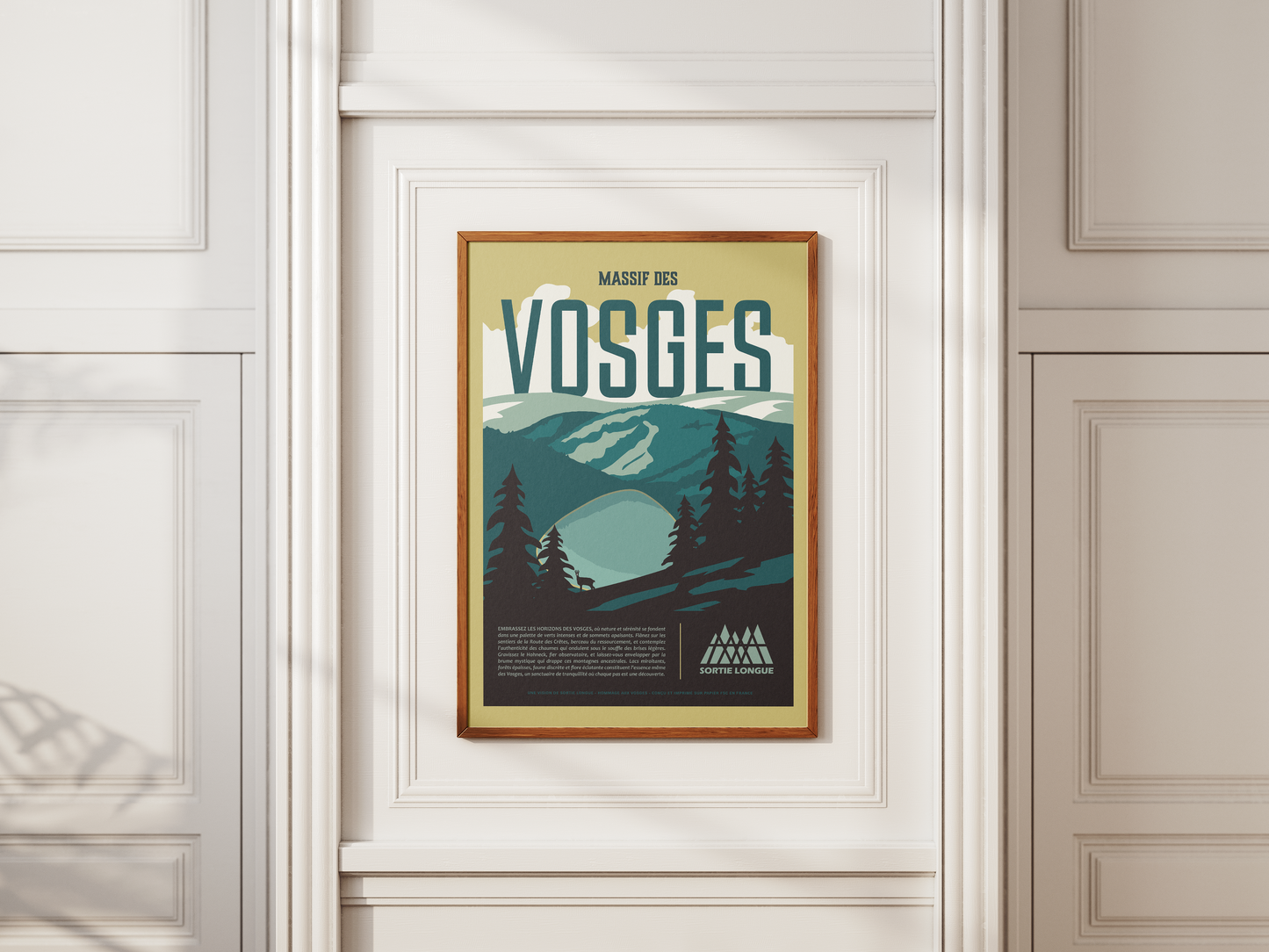 Affiche du massif des Vosges Sortie Longue dans un cadre blanc sur mur clair ; paysage lac des Corbeaux, relief et sapins, poster de randonnée pour bureau ou chambre.