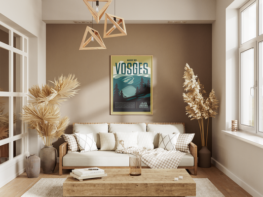 Poster Vosges Sortie Longue accroché au mur d’un salon clair ; visuel lac des Corbeaux et massif vosgien, cadre minimal, affiche montagne et forêt pour déco nature (formats A4 à A1).