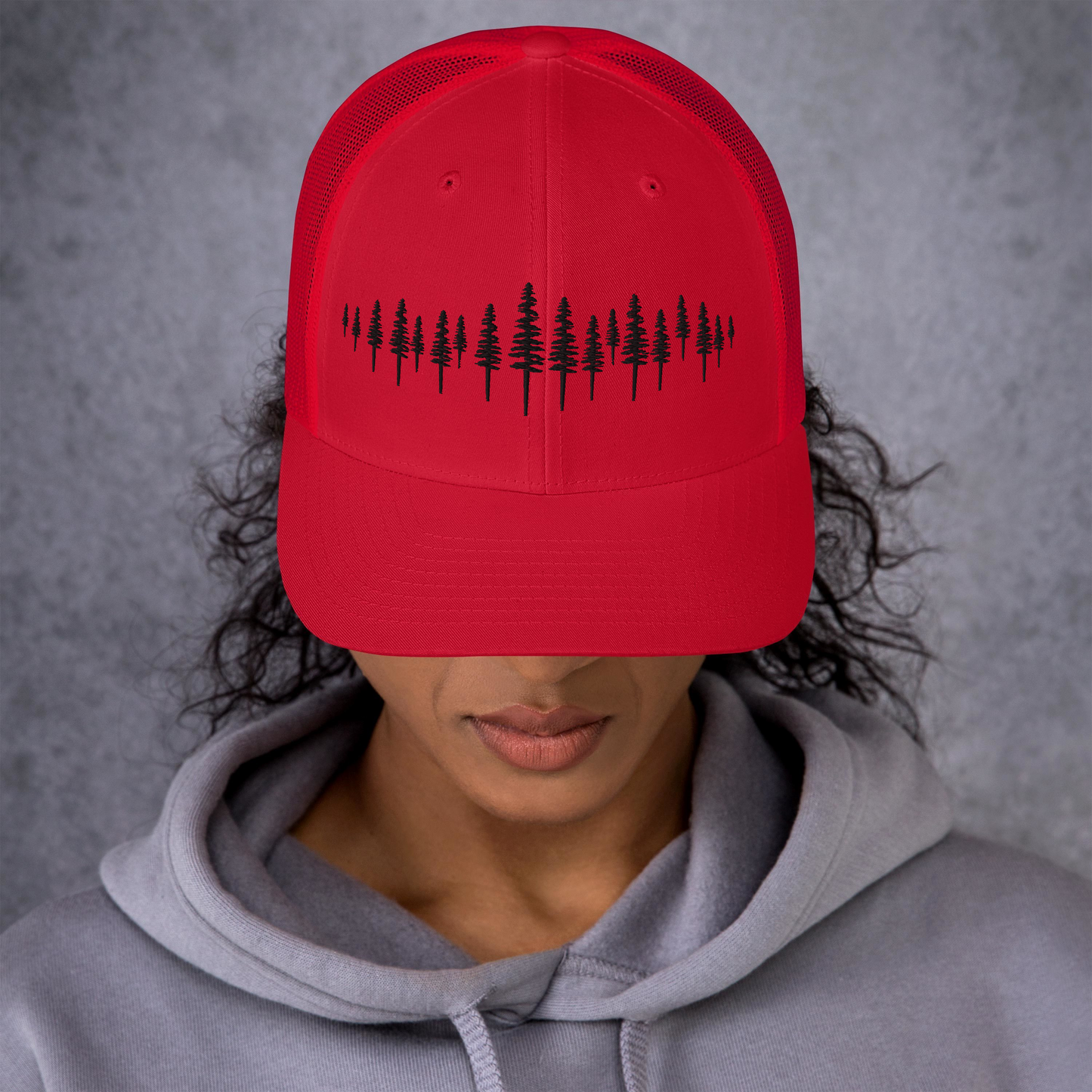 Casquette rouge brodée pour randonnée en forêt ou en montagne.