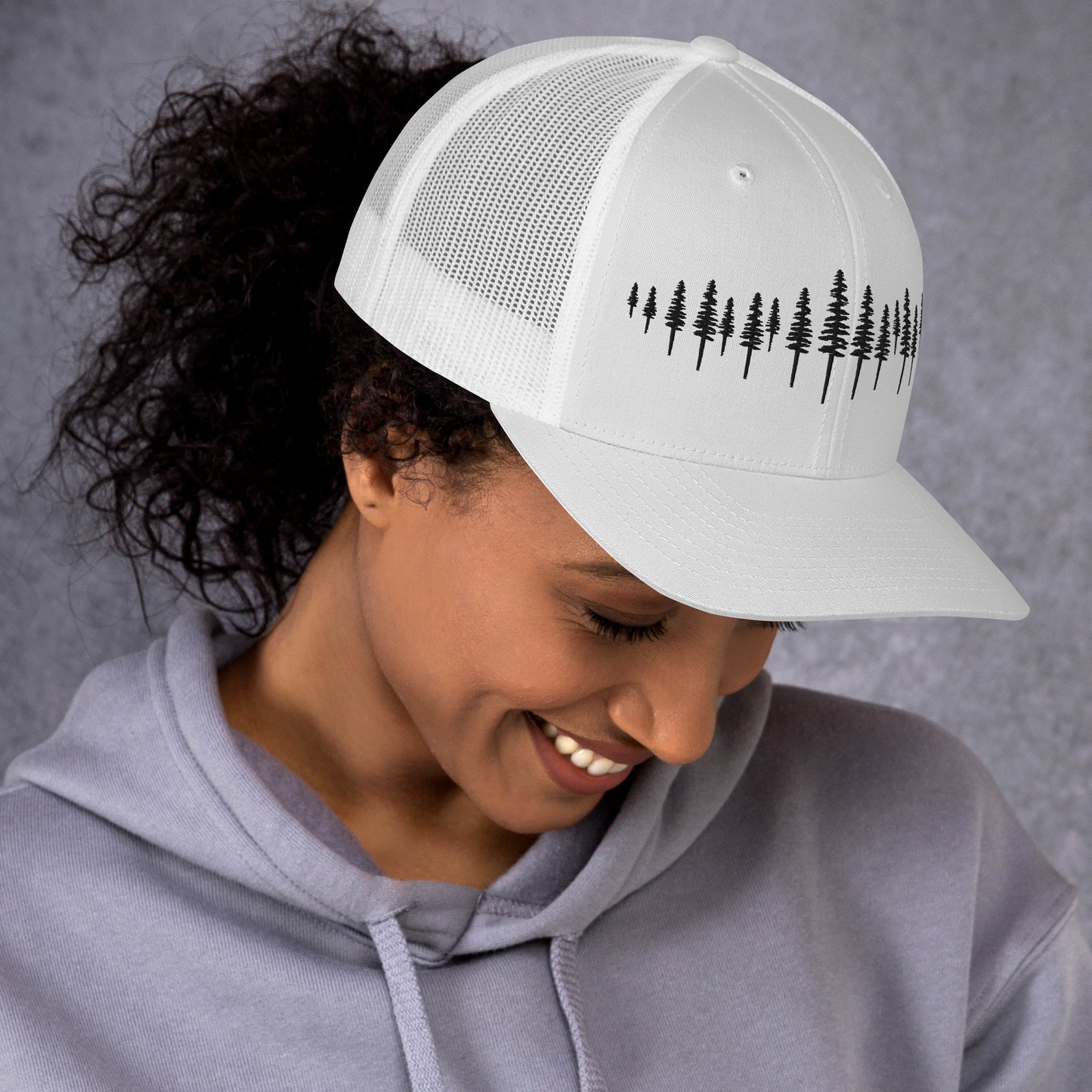 Casquette blanche brodée Forêt de Sapins pour activités en plein air.