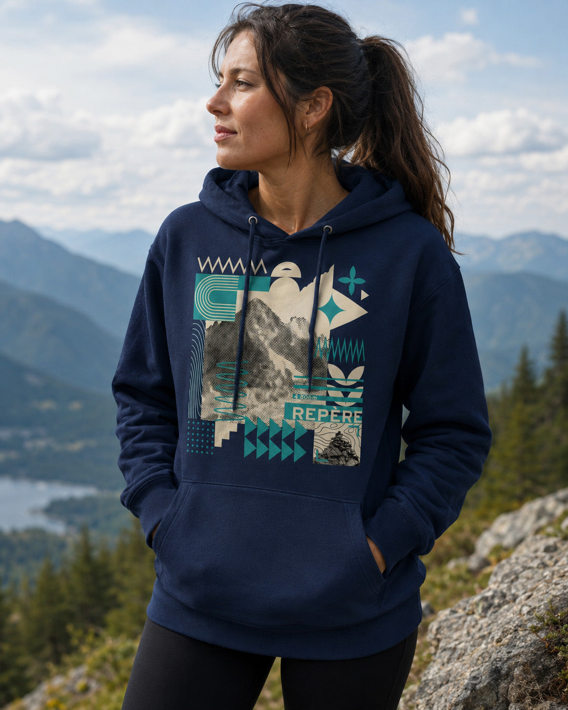 Sweat à capuche unisexe Repère Sortie Longue bleu marine porté par une femme en montagne avec vue sur un lac alpin