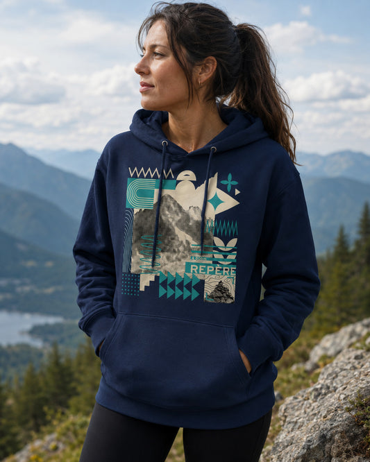 Sweat à capuche unisexe Repère Sortie Longue bleu marine porté par une femme en montagne avec vue sur un lac alpin