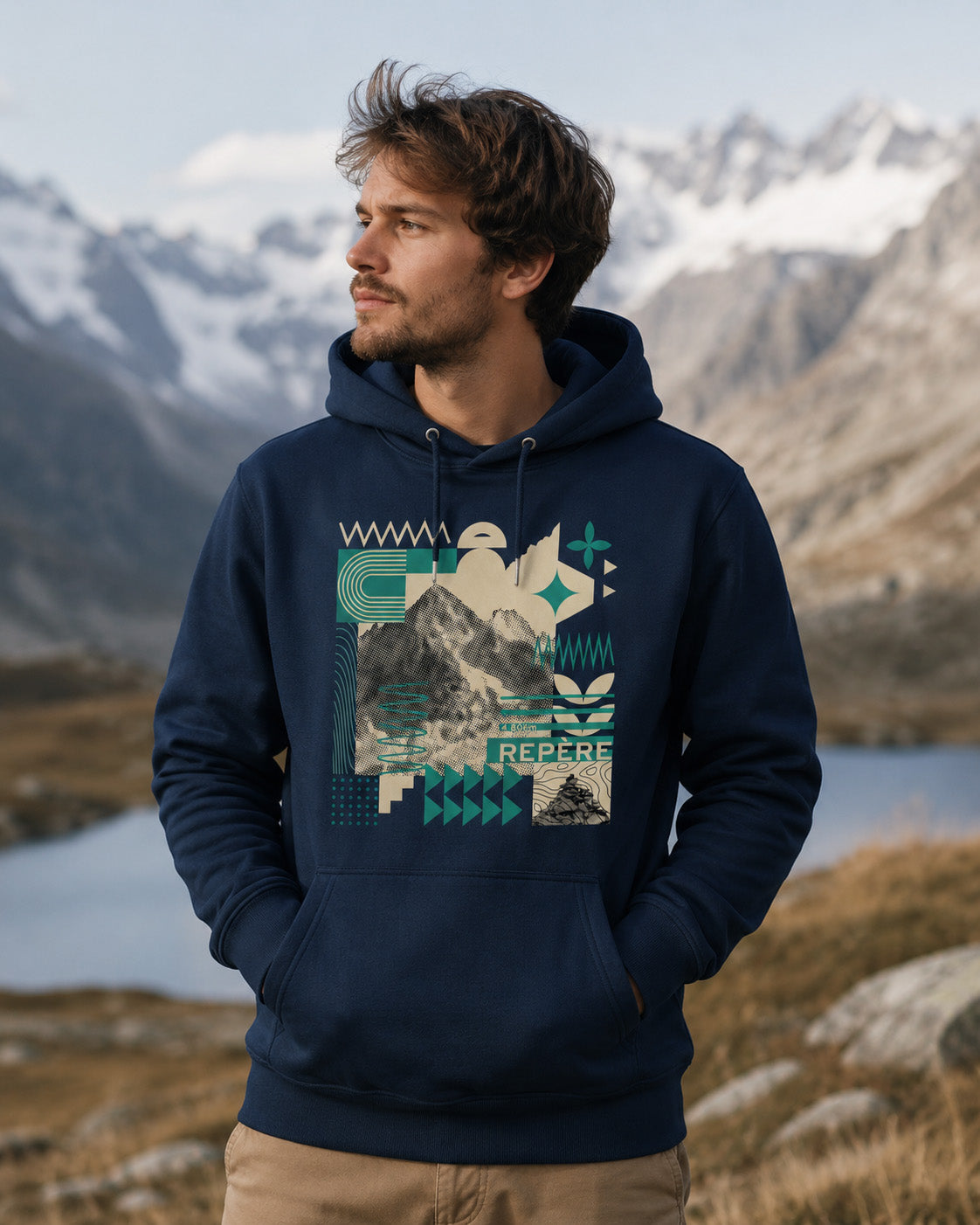 Sweat à capuche unisexe Repère Sortie Longue bleu marine porté par un homme dans un paysage de montagne