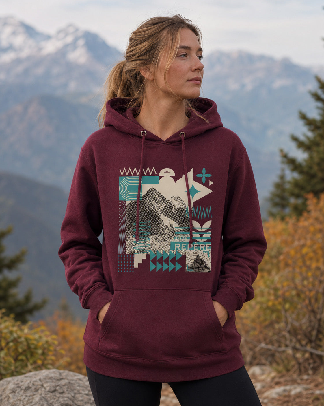 Sweat à capuche unisexe Repère Sortie Longue bordeaux porté par une femme dans une vallée alpine
