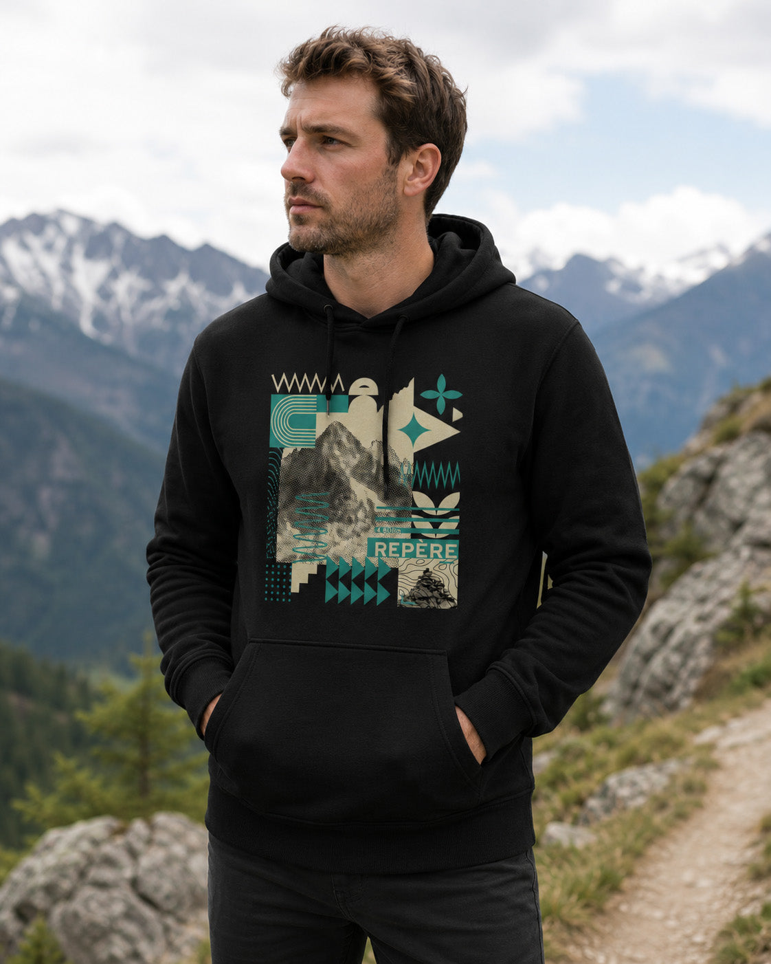 Sweat à capuche unisexe Repère Sortie Longue noir porté par un homme sur un sentier de montagne