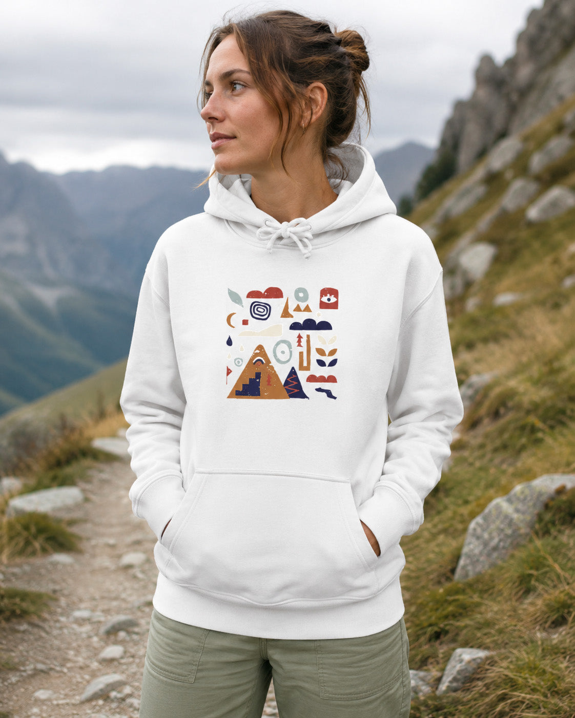 Sweat à capuche blanc Nature & Dénivelé Sortie Longue porté par une femme sur un sentier alpin