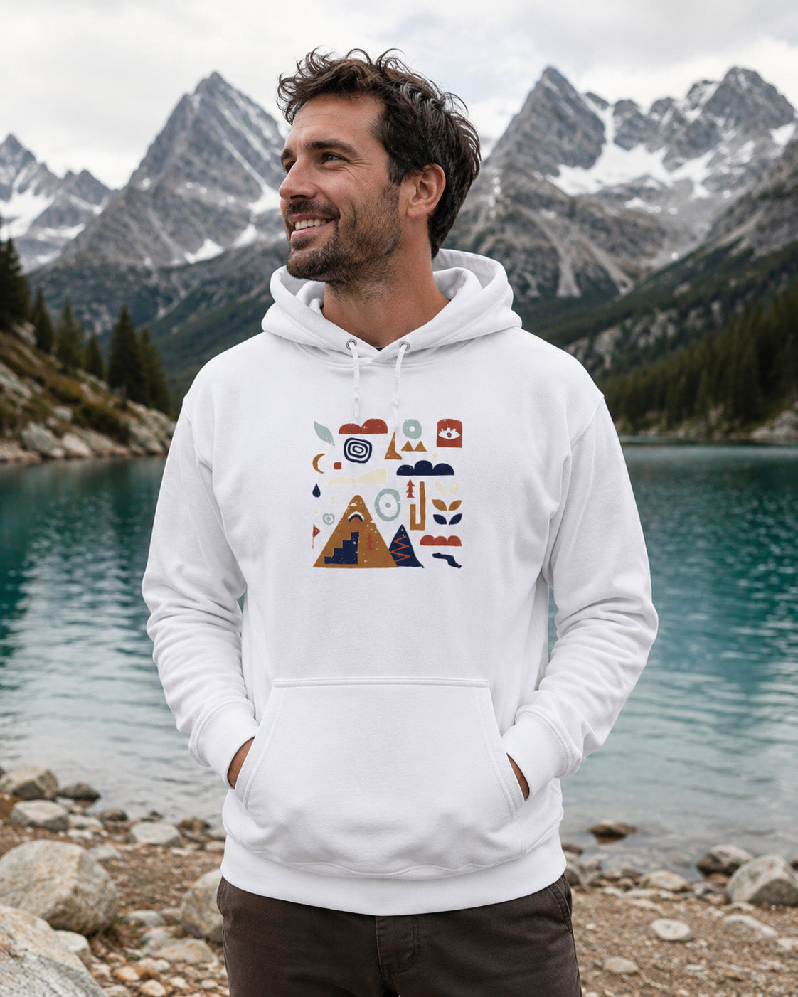 Sweat à capuche blanc Nature & Dénivelé Sortie Longue porté par un homme au bord d’un lac de montagne