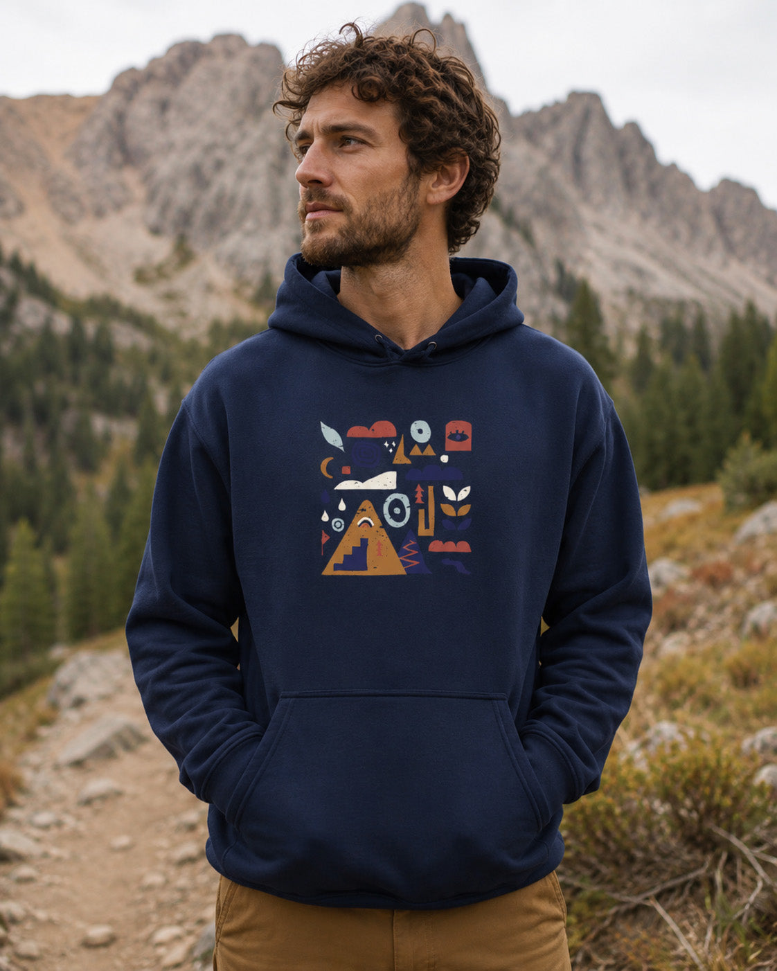 Sweat à capuche bleu marine Nature & Dénivelé Sortie Longue porté par un homme en montagne