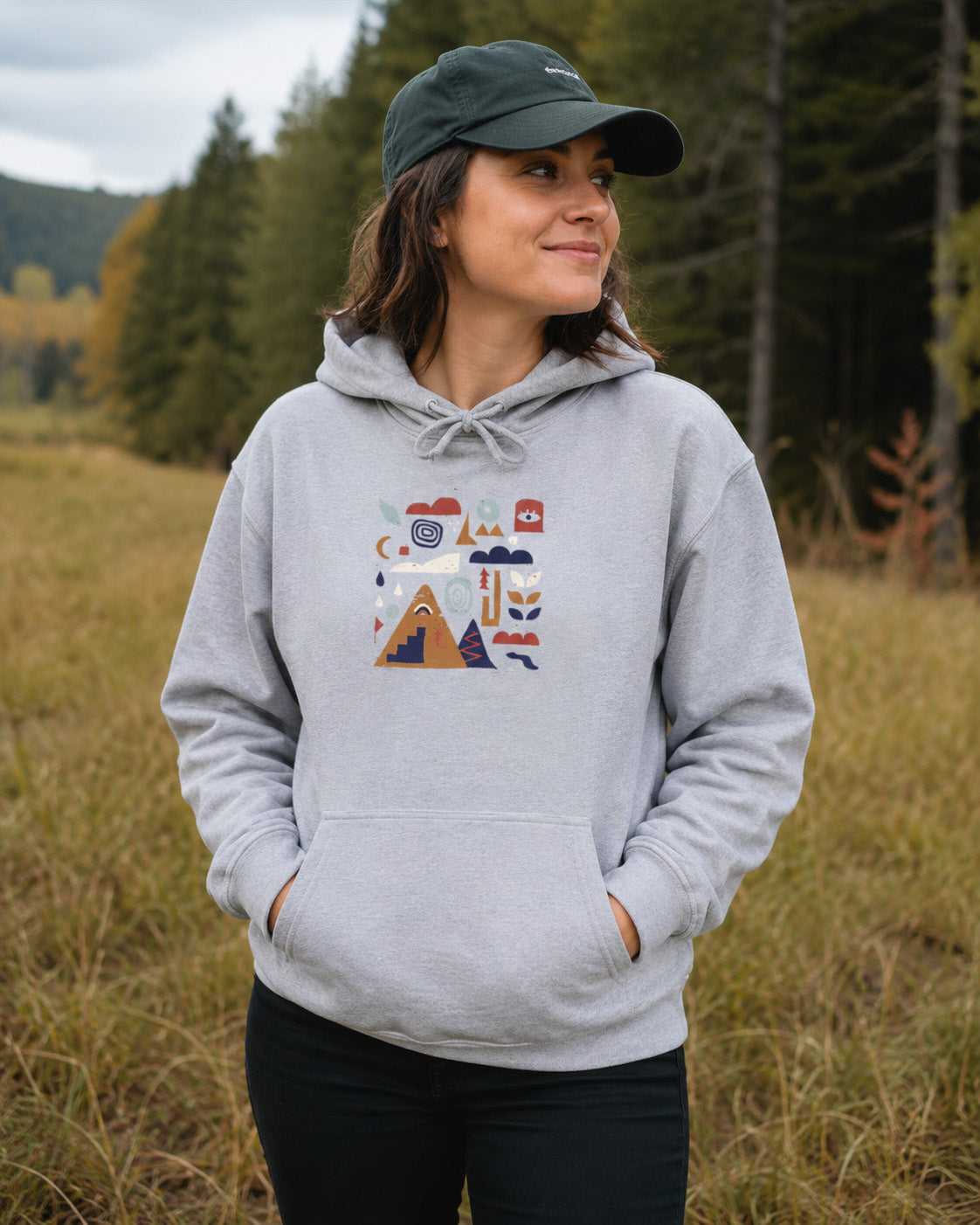 Sweat à capuche gris Nature & Dénivelé Sortie Longue porté par une femme en forêt
