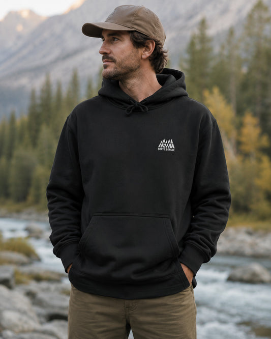 Sweat à capuche noir Sortie Longue porté en montagne avec logo blanc sur la poitrine