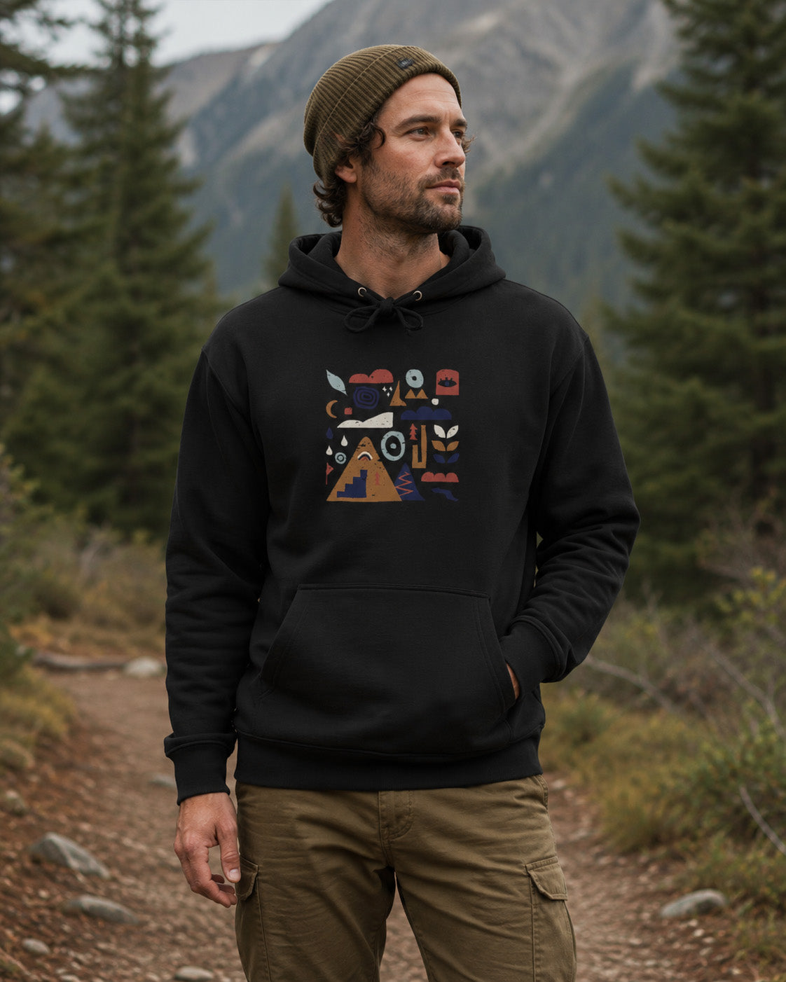 Sweat à capuche noir Nature & Dénivelé Sortie Longue porté par un homme sur un sentier de montagne
