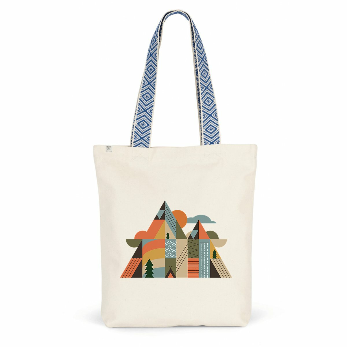 Tote bag Sortie Longue en coton recyclé vu de face, design montagnes géométriques avec triangles, soleil, nuages, sapins et tente, couleurs pastel inspirées du paysage montagnard.