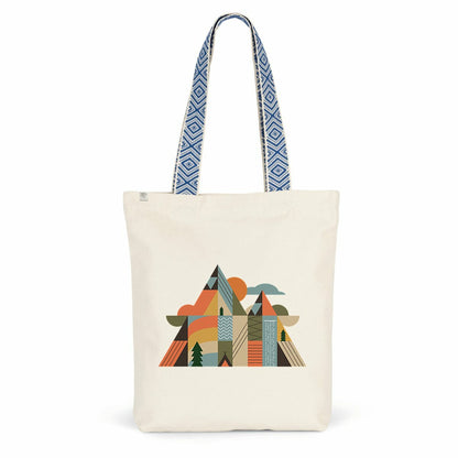 Tote bag Sortie Longue en coton recyclé vu de face, design montagnes géométriques avec triangles, soleil, nuages, sapins et tente, couleurs pastel inspirées du paysage montagnard.