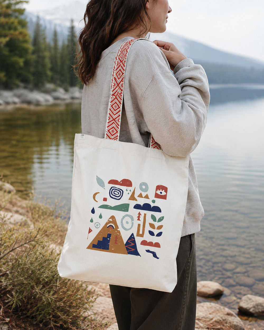 Tote bag coton recyclé Nature & Dénivelé Sortie Longue porté à l’épaule au bord d’un lac