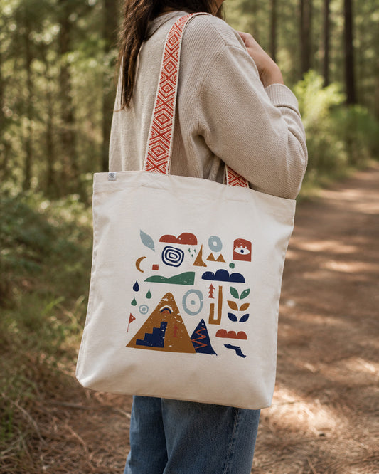 Tote bag coton recyclé Nature & Dénivelé Sortie Longue porté à l’épaule sur un chemin en forêt