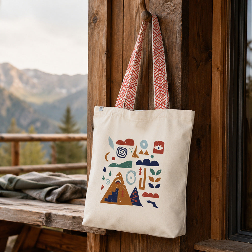 Tote bag coton recyclé Nature & Dénivelé Sortie Longue suspendu à une porte de cabane avec vue montagne