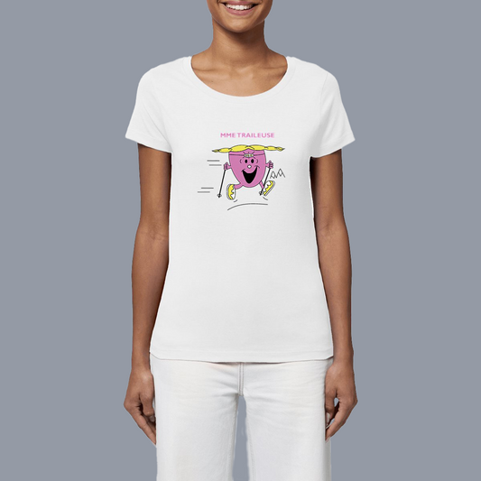T-shirt femme Sortie Longue blanc porté, vue de face, illustration « Mme Traileuse » en course avec bâtons et frontale, montagnes en arrière-plan, tenue trail femme et course nature.