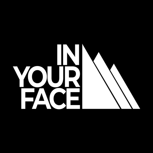 Visuel du design « In Your Face » : massif stylisé, bloc typographique, détournement graphique en contraste net.