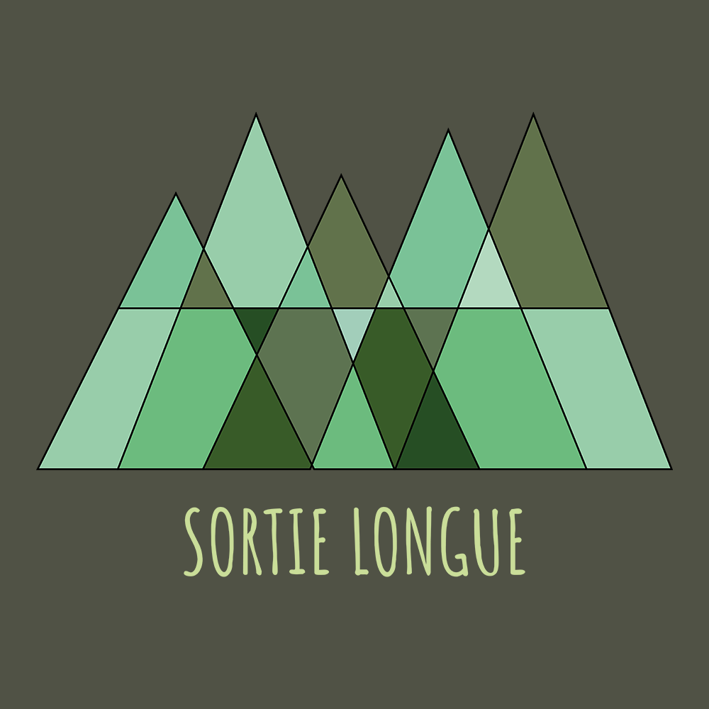 Visuel du logo Sortie Longue : triangles verts façon sapins et sommets, typographie Sortie Longue dessous, design minimal géométrique pour t-shirt outdoor.