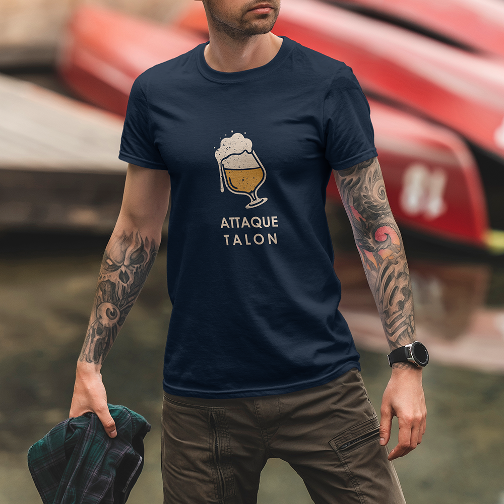 Modèle portant le t-shirt Sortie Longue bleu marine en extérieur, vue de face, design « Attaque Talon » avec verre stylisé incliné; t-shirt pour trail, ville et quotidien.