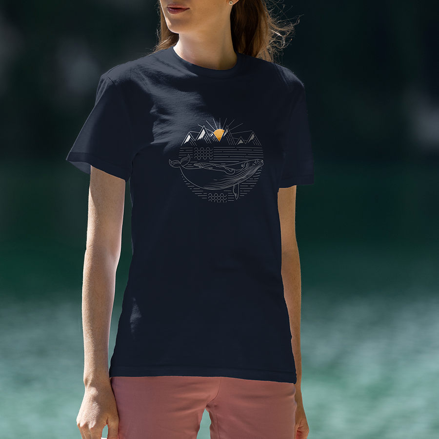 Modèle portant le t-shirt Sortie Longue bleu marine en extérieur, vue de face, motif animal et montagnes centré; t-shirt unisexe pour sorties et ville.