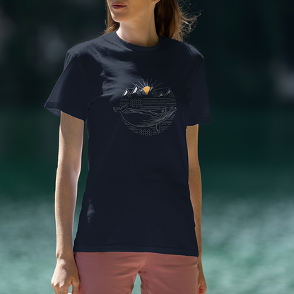 Modèle portant le t-shirt Sortie Longue bleu marine en extérieur, vue de face, motif animal et montagnes centré; t-shirt unisexe pour sorties et ville.