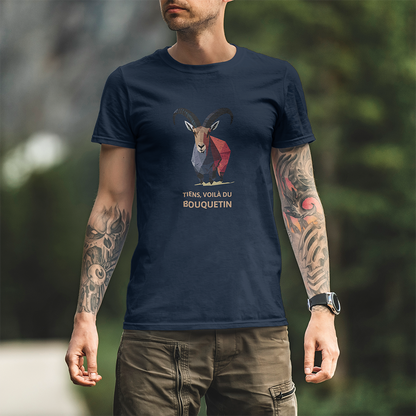 Modèle portant le t-shirt Sortie Longue bleu marine en extérieur, vue de face, bouquetin en aplats colorés et texte « Tiens, voilà du Bouquetin »; t-shirt pour marche, sentier et déplacements.
