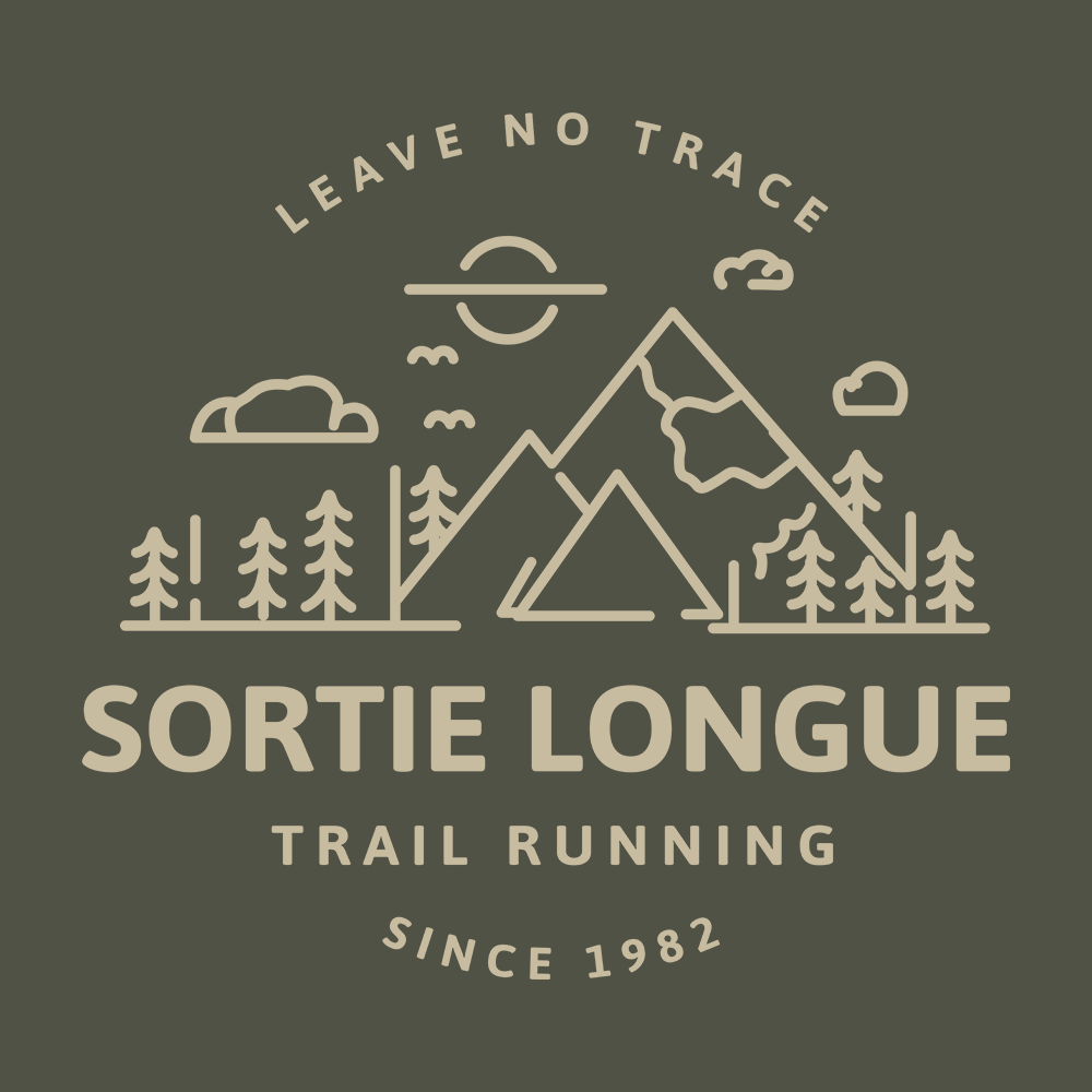 Visuel du design Sortie Longue « Leave No Trace » : badge avec montagne, forêt et horizon, texte Sortie Longue Trail Running; motif centré pour t-shirt outdoor et course nature.