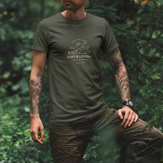 T-shirt unisexe Sortie Longue kaki porté en forêt, vue de face, insigne « Leave No Trace » avec montagne et arbres, mention Trail Running; tenue sobre pour sentier, randonnée et sortie longue.