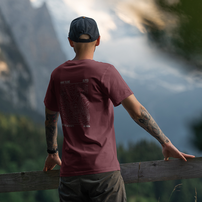 T-shirt unisexe Sortie Longue bordeaux porté, vue de dos au belvédère, grande carte topographique du Mont Blanc visible; référence UTMB, tour du massif, courbes de niveau et relief.