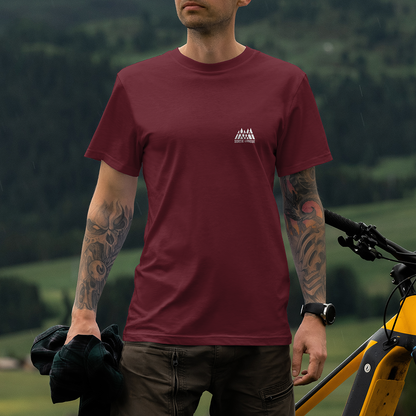 T-shirt unisexe Sortie Longue bordeaux porté, vue de face près d’un vélo, petit logo poitrine; tenue outdoor pour approche, déplacement et après-course, design Mont Blanc imprimé au dos.