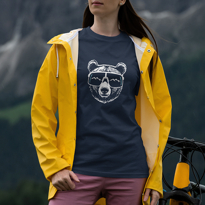 Modèle portant le t-shirt Sortie Longue avec veste jaune, vue de face, motif ours sportif centré, lunettes et reflet de relief; tenue simple pour quotidien.