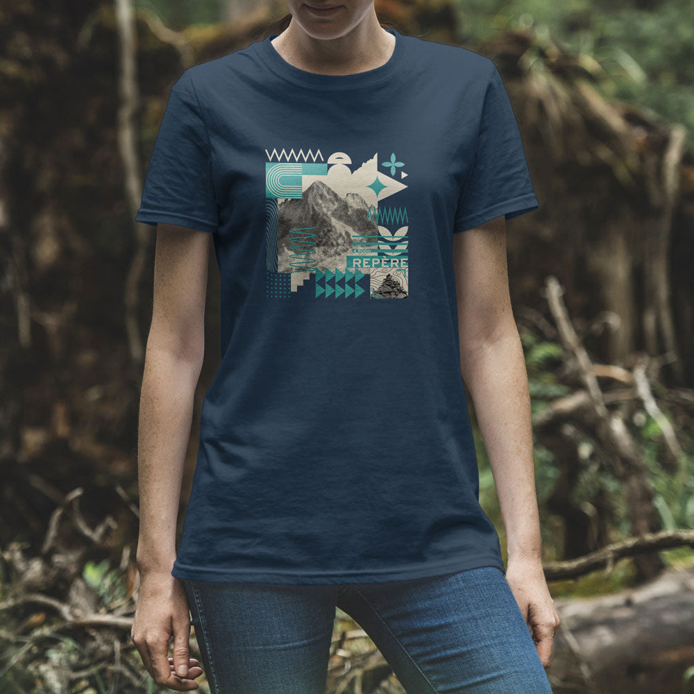 T-shirt unisexe Sortie Longue porté en extérieur en zone boisée, motif graphique central inspiré du relief et de la cartographie. Photo portée en milieu naturel.