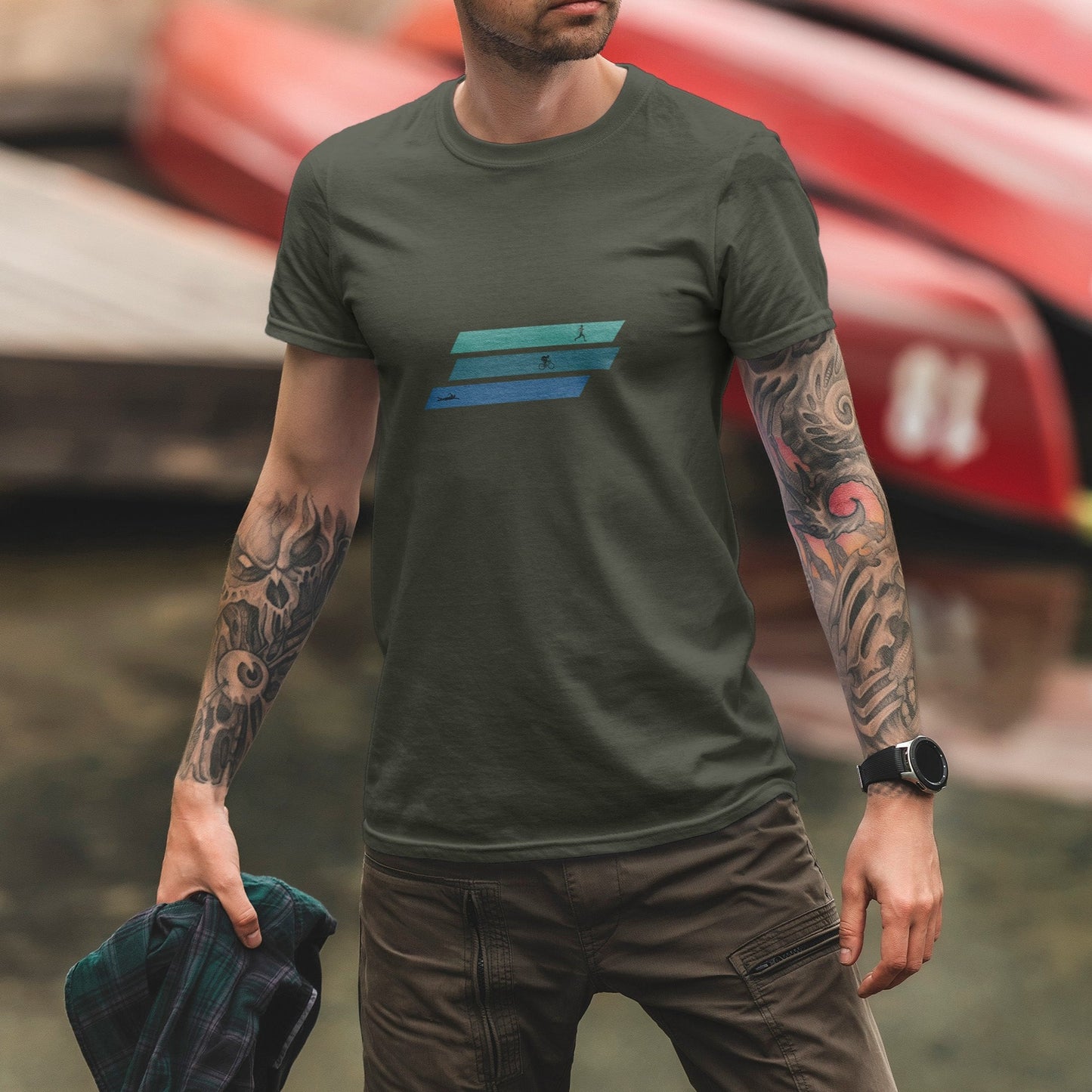 T-shirt homme en coton bio inspiré du triathlon - Vue de face avec design distinctif