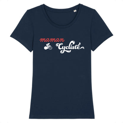 Marine - Affichez votre fierté de maman cycliste avec notre t-shirt "Maman Cycliste" en coton bio, arborant un design authentique mettant en avant le mot "Maman" en manuscrit rouge, une silhouette de cycliste gracieuse et le mot "Cycliste" en typographie vintage bleu foncé.