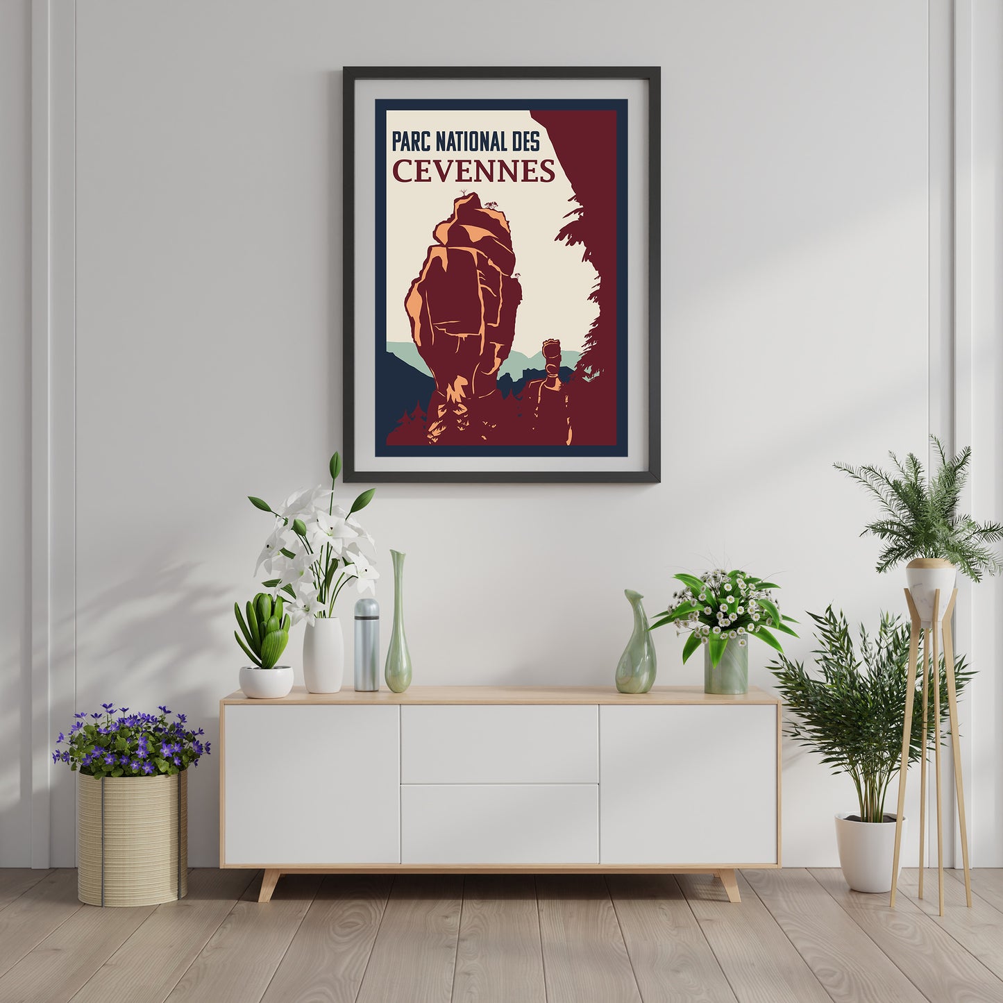 Affiche « Parc national des Cévennes » Sortie Longue encadrée au-dessus d’un buffet clair avec plantes ; poster Vase de Chine et Vase de Sèvre, déco murale nature, idée cadeau à offrir.