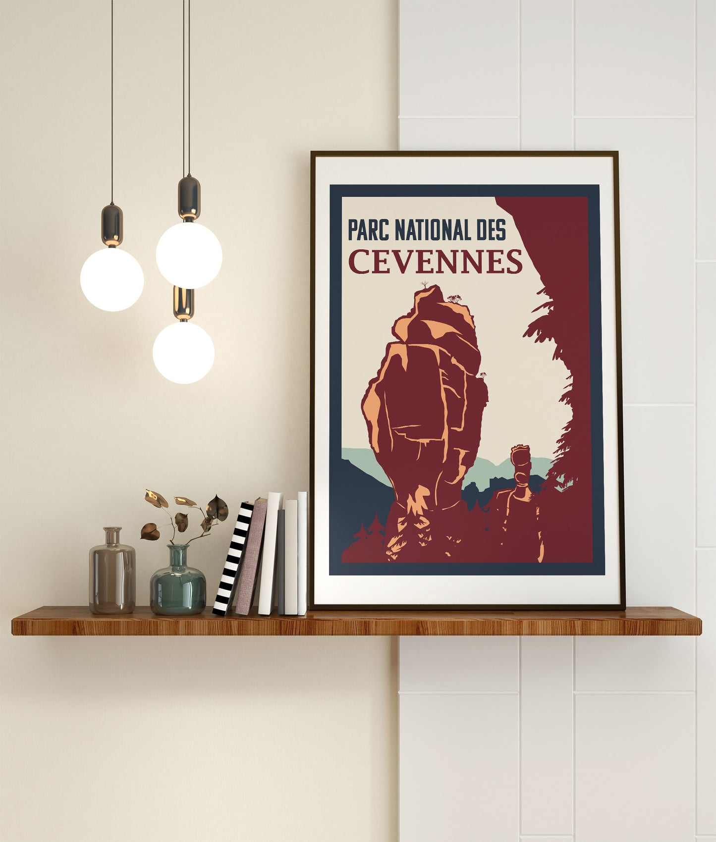 Affiche Cévennes Sortie Longue posée sur une étagère sous des suspensions lumineuses ; poster nature Vase de Chine et Vase de Sèvre, déco intérieure sobre.