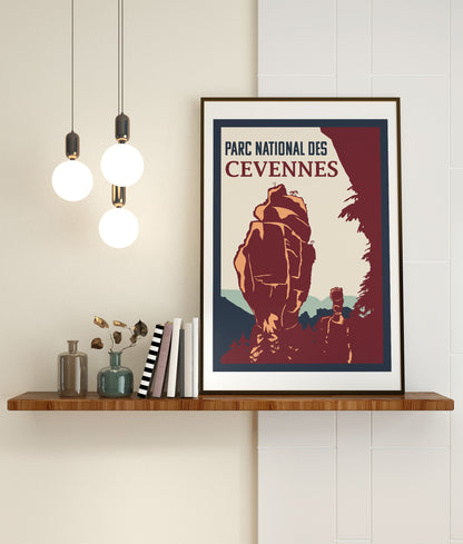 Affiche Cévennes Sortie Longue posée sur une étagère sous des suspensions lumineuses ; poster nature Vase de Chine et Vase de Sèvre, déco intérieure sobre.