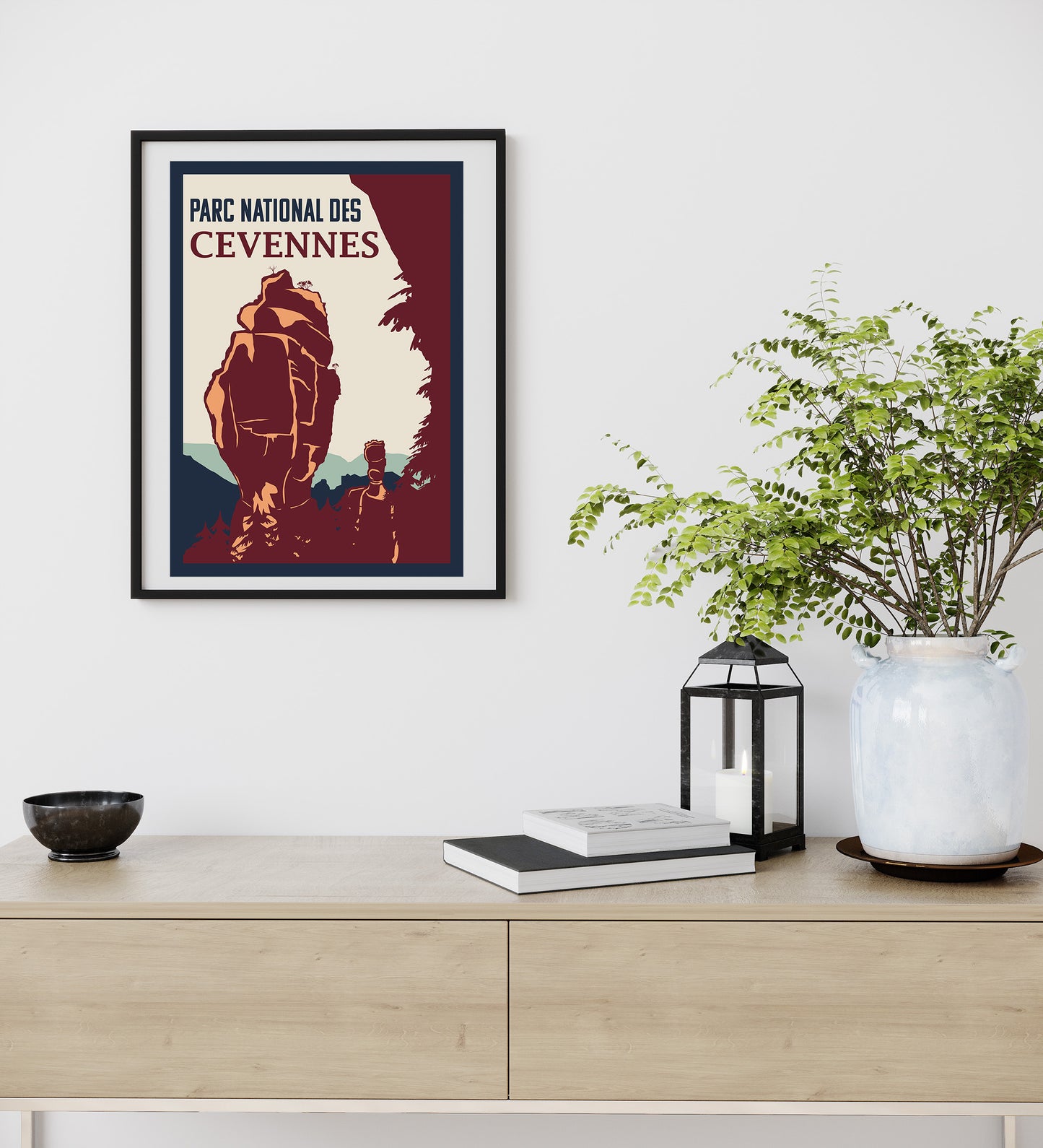 Affiche Parc national des Cévennes Sortie Longue encadrée sur mur clair avec plante ; poster paysage et roches, idée cadeau nature à offrir.