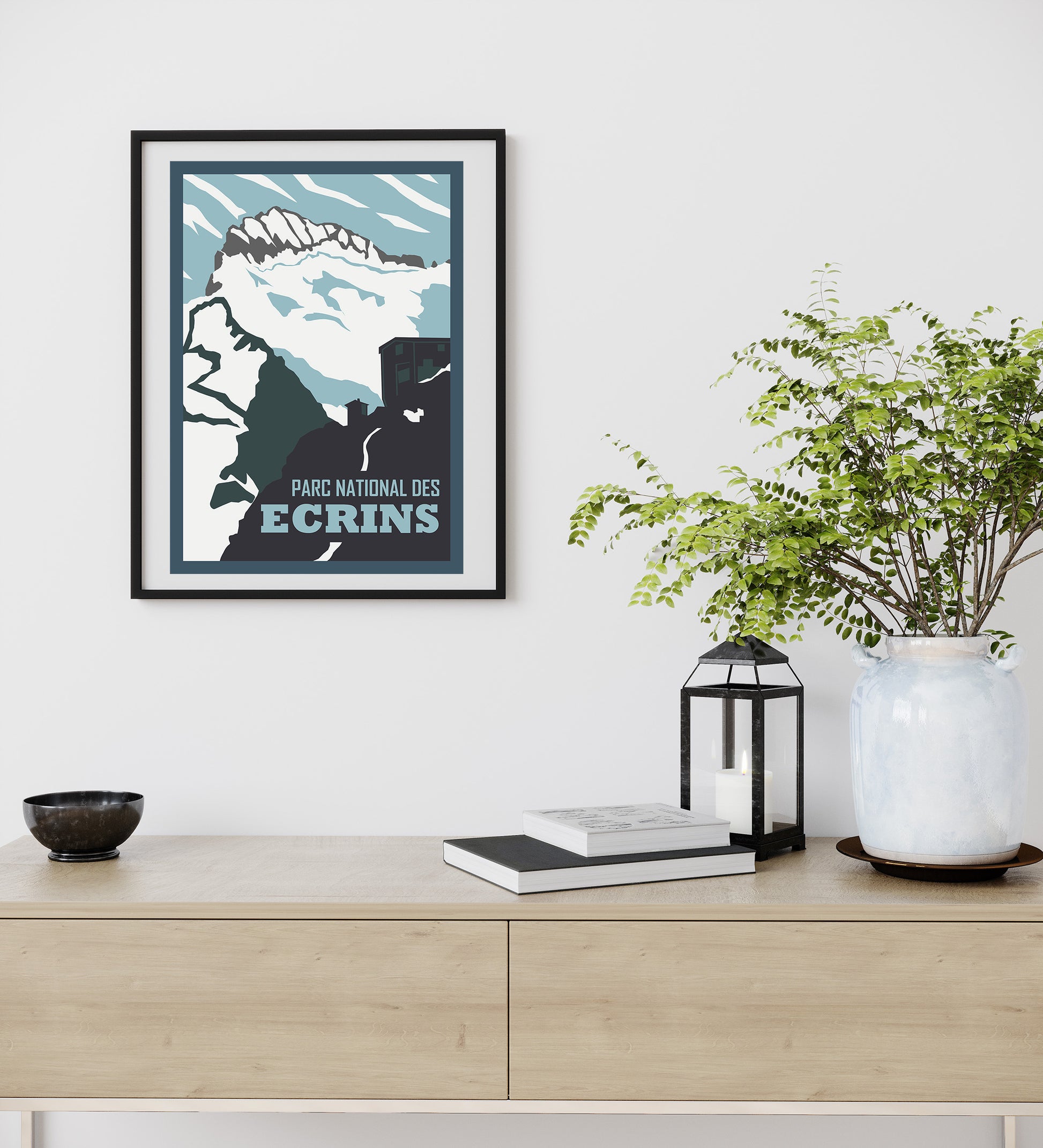 Poster « Parc national des Écrins » Sortie Longue sur mur blanc au-dessus d’un meuble avec plante ; affiche montagne vintage, déco nature, cadeau randonneur.